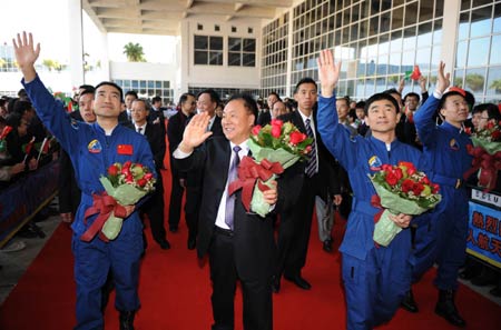 The Shenzhou VII manned space mission delegation including three taikonauts arrives in China's Macao Special Administrative Region (SAR) Dec. 8, 2008, to kick off a three-day visit to the city. [Xinhua]