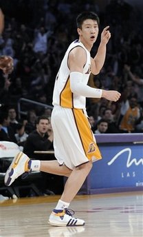 Los Angeles Lakers guard Sun Yue (9), of China, celebrates after scoring his first NBA points on a jumper against Milwaukee Bucks center Francisco Elson (9) during the fourth quarter of the basketball game at the Staples Center in Los Angeles Sunday, Dec. 7, 2008. [Agencies] 