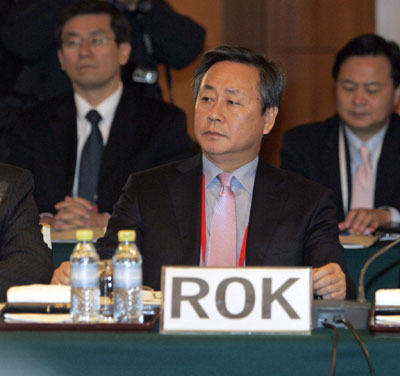 South Korea's envoy Kim Sook (front) takes part in a new round of six-party talks in Beijing December 8, 2008. [Agencies via China Daily]