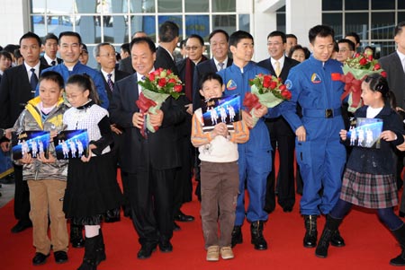 The Shenzhou VII manned space mission delegation including three taikonauts arrives in China's Macao Special Administrative Region (SAR) Dec. 8, 2008, to kick off a three-day visit to the city.[Xinhua]