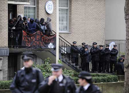 Protesters demonstrate on the steps of the Greek Embassy in west London against the fatal shooting of a Greek teenager in Athens by police over the weekend Dec. 8, 2008. [Xinhua/Reuters]