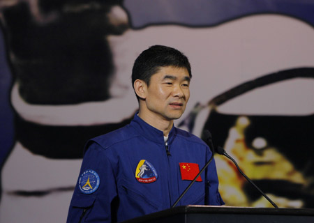 Chinese taikonaut Liu Boming speaks during a seminar on the Shenzhou VII manned space mission in China's Macao Special Administrative Region (SAR) Dec. 8, 2008. [Xinhua]