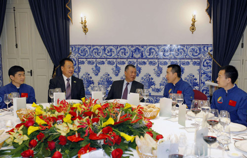 Chief Executive of Macao Special Administration Region (SAR) Ho Hau Wah (C) talks with Zhang Jianqi (2rd L), Deputy Commander-in-Chief of China's Manned Space Engineering Program and head of the Shenzhou VII manned space mission delegation, Chinese taikonauts Zhai Zhigang (2rd R), Liu Boming (1st L) and Jing Haipeng during a welcome banquet in Macao Dec. 8, 2008.[Xinhua]