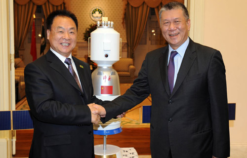  Chief Executive of Macao Special Administration Region (SAR) Ho Hau Wah (R) shakes hands with Zhang Jianqi, Deputy Commander-in-Chief of China's Manned Space Engineering Program and head of the Shenzhou VII manned space mission delegation during a welcome banquet in Macao Dec. 8, 2008. [Xinhua]