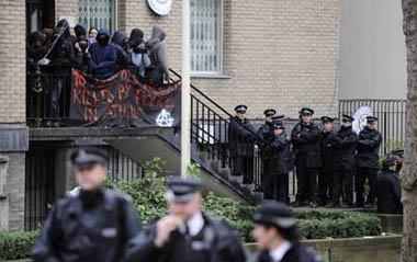 Protesters demonstrate on the steps of the Greek Embassy in west London against the fatal shooting of a Greek teenager in Athens by police over the weekend Dec. 8, 2008. [Xinhua/Reuters]