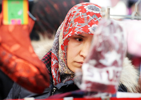 A Muslim woman is seen at a market in Urumqi, capital of northwest China's Xinjiang Uygur Autonomous Region, on Dec. 8, 2008. [Xinhua] 