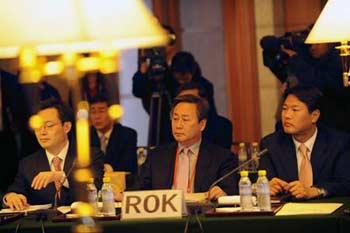Envoys from the Republic of Korean (ROK) are seen during a fresh round of talks on the denuclearization of the Democratic People's Republic of Korea (DPRK) in the Diaoyutai State Guesthouse in Beijing, on Dec. 8, 2008. [Wang Jianhua/Xinhua]