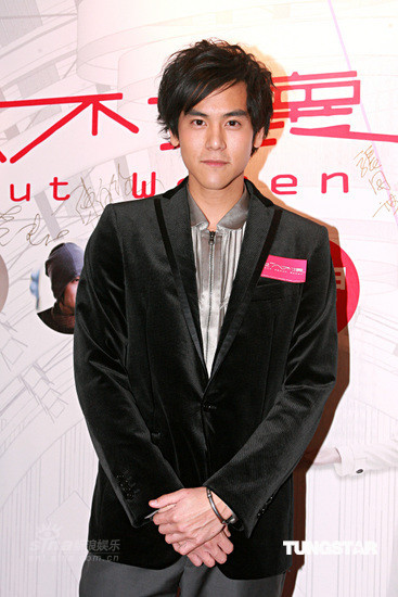 Cast member Eddie Peng poses during a photocall session at the premiere ceremony of director Tsui Hark's romance film 'All about women' in Hong Kong on Monday, December 8, 2008. 