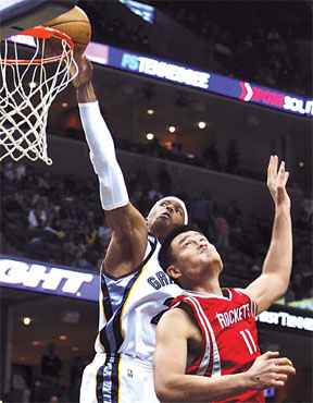 Memphis Grizzlies' Hakim Warrick (left) drives to the basket over Houston Rockets' Yao Ming in the third quarter of their NBA game on Monday in Memphis, Tennessee. [AP]