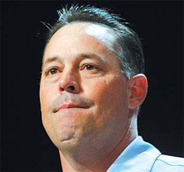 Greg Maddux announces his retirement from Major League Baseball during a news conference at the league's Winter Meetings at the Bellagio on Monday in Las Vegas. [AFP]