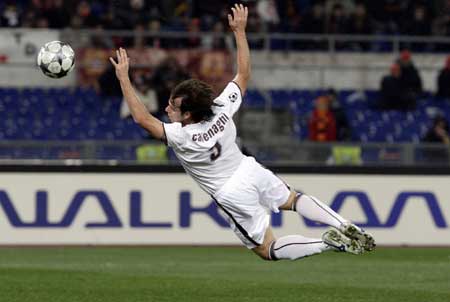 Bordeaux Fernando Cavenaghi jumps for the ball during their Champions League soccer match against AS Roma at the Olympic stadium in Rome Dec. 9, 2008. AS Roma won by 2-0. [Xinhua/Reuters]