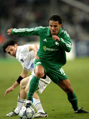  Panathinaikos' Cleyton (R) is challenged by Anorthosis' Predrag Ocokoljic during their Champions League soccer match in Athens Dec. 9, 2008.[Xinhua/Reuters]