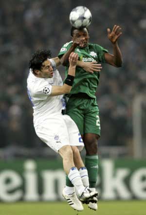 Panathinaikos' Simao (R) jumps for the ball against Anorthosis' Predrag Ocokoljic during their Champions League soccer match in Athens Dec. 9, 2008. [Xinhua/Reuters]