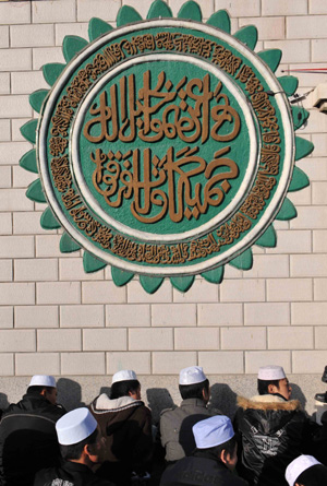 Chinese Muslims attend a prayer at a mosque in Yinchuan, northwest China's Ningxia Hui Autonomous Region, on Dec. 9, 2008. Muslims of Ningxia Hui Autonomous Region celebrated on Tuesday the Eid al-Adha festival, which falls on Dec. 9 this year. (Xinhua/Wang Peng) 