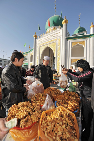 Chinese Muslims shop for traditional food at a market outside a mosque in Yinchuan, northwest China's Ningxia Hui Autonomous Region, on Dec. 9, 2008. Muslims of Ningxia Hui Autonomous Region celebrated on Tuesday the Eid al-Adha festival, which falls on Dec. 9 this year.(Xinhua/Wang Peng