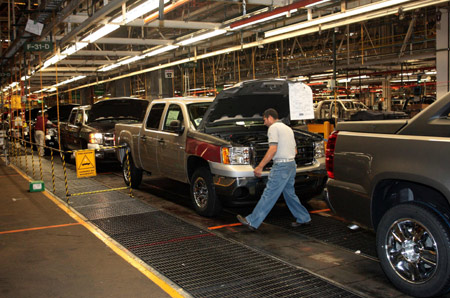 Factory employees are seen working in the plant of General Motors in the city of Silao, in the state of Guanajuato, Mexico in this November 25, 2008 file photo. The Federal Reserve would be reluctant to lend to the crippled American auto industry, Fed Chairman Ben Bernanke said in a letter make republic on Tuesday.[Xinhua/Reuters]