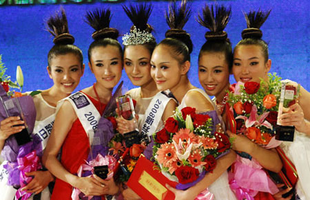 op six female models of 'China 2008 Xinsilu (new silk road) model contest' pose for a group photo in Sanya, South China's Hainan Province, December 7, 2008. [sina.com]