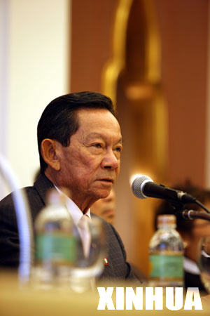 Ex-Chart Thai chief adviser Sanan Kajornprasart speaks at a press conference at Four Seasons Hotel in Bangkok, capital of Thailand, Dec. 9, 2008. [Niu Xiaolei/Xinhua]