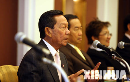 Ex-Chart Thai chief adviser Sanan Kajornprasart speaks at a press conference at Four Seasons Hotel in Bangkok, capital of Thailand, Dec. 9, 2008. [Niu Xiaolei/Xinhua]