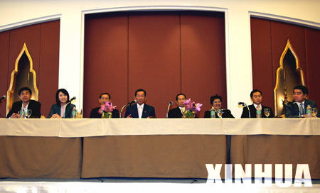 Ex-Chart Thai chief adviser Sanan Kajornprasart (4th, L) speaks at a press conference at Four Seasons Hotel in Bangkok, capital of Thailand, Dec. 9, 2008. [Niu Xiaolei/Xinhua] 