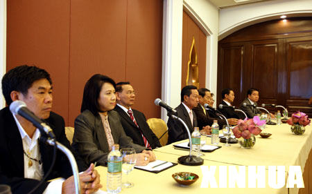 Ex-Chart Thai chief adviser Sanan Kajornprasart (4th, L) speaks at a press conference at Four Seasons Hotel in Bangkok, capital of Thailand, Dec. 9, 2008. [Niu Xiaolei/Xinhua] 