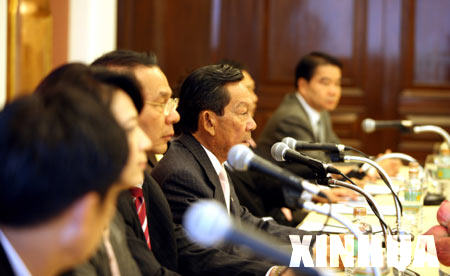 Ex-Chart Thai chief adviser Sanan Kajornprasart (4th, L) speaks at a press conference at Four Seasons Hotel in Bangkok, capital of Thailand, Dec. 9, 2008. [Niu Xiaolei/Xinhua]