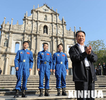 Zhang Jianqi (front), Deputy Commander-in-Chief of China's Manned Space Engineering Program and head of the Shenzhou VII manned space mission delegation, Chinese taikonauts Zhai Zhigang (2nd L), Liu Boming (1st L) and Jing Haipeng (2nd R) pose for a photo in front of the Ruins of St. Paul's during a visit in China's Macao Special Administrative Region on Dec. 9, 2008. [Huang Jingwen/Xinhua]