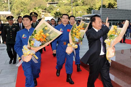  Zhang Jianqi (1st R), Deputy Commander-in-Chief of China's Manned Space Engineering Program and head of the Shenzhou VII manned space mission delegation, and Chinese taikonauts Zhai Zhigang, Liu Boming and Jing Haipeng arrive for a luncheon held by Chinese People's Liberation Army Garrison in the Macao Special Administrative region during a visit in Macao on Dec. 9, 2008. [Xinhua]