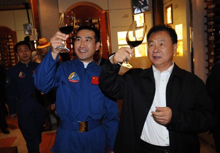 Zhang Jianqi (R), Deputy Commander-in-Chief of China's Manned Space Engineering Program and head of the Shenzhou VII manned space mission delegation, and Chinese taikonauts Zhai Zhigang visit a wine museum in China's Macao Special Administrative Region on Dec. 9, 2008.[Xinhua]