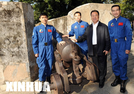 Zhang Jianqi (1st R), Deputy Commander-in-Chief of China's Manned Space Engineering Program and head of the Shenzhou VII manned space mission delegation, and Chinese taikonauts Zhai Zhigang, Liu Boming and Jing Haipeng arrive for a luncheon held by Chinese People's Liberation Army Garrison in the Macao Special Administrative region during a visit in Macao on Dec. 9, 2008. [Huang Jingwen/Xinhua]