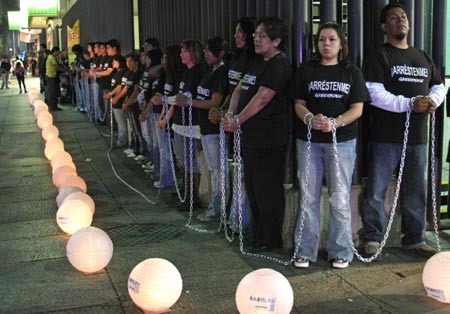 Members of Green Peace protest in front of Japanese Embassy to Mexico against whale hunting in Mexico City, Mexico, on Dec. 8, 2008. [Xinhua]