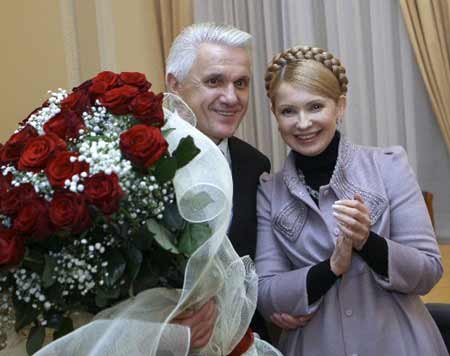 Ukraine's Prime Minister Yulia Tymoshenko congratulates new parliamentary speaker Volodymyr Lytvyn after the chamber elected him to the post of chairman in Kiev December 9, 2008. [Xinhua/Reuters]