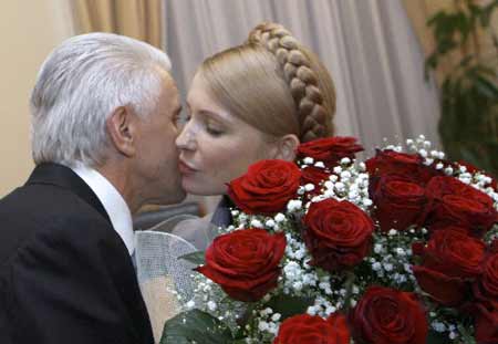 Ukraine's Prime Minister Yulia Tymoshenko congratulates new parliamentary speaker Volodymyr Lytvyn after the chamber elected him to the post of chairman in Kiev December 9, 2008.[Xinhua/Reuters]