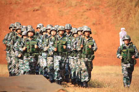  Chinese soldiers attend a training session of the 'Hand in Hand 2008' China-India army joint anti-terrorism training in Belgaum of India, Dec. 9, 2008. [Li Gang/Xinhua] 