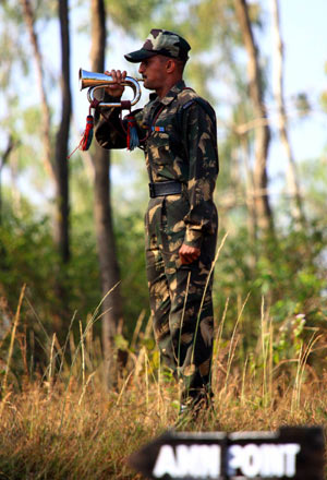 An Indian soldier blows the bugle starting a training session of the 'Hand in Hand 2008' China-India army joint anti-terrorism training in Belgaum of India, Dec. 9, 2008. [Li Gang/Xinhua]