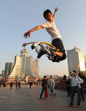 Youngsters have exercises with their power shoes, or the jumping shoes, at the People's Square of Guiyang, capital of southwest China's Guizhou province, Dec. 8, 2008. [Wu Dongjun/Xinhua]