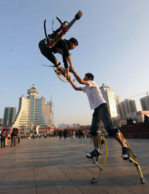 Youngsters have exercises with their power shoes, or the jumping shoes, at the People's Square of Guiyang, capital of southwest China's Guizhou province, Dec. 8, 2008. [Wu Dongjun/Xinhua] 