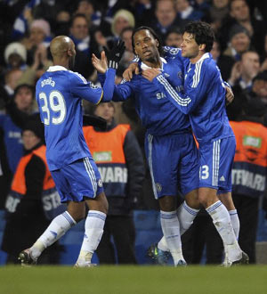 Chelsea's Didier Drogba celebrates with Nicolas Anelka (L) and Michael Ballack (R) after scoring against CFR Cluj during their Champions League soccer match at Stamford Bridge in London December 9. 2008. [Xinhua/Reuters] 