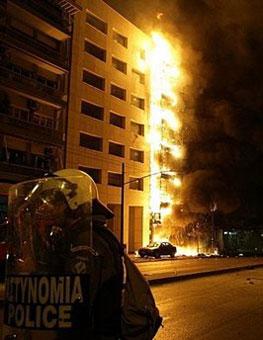 The six-floor Eurobank main office building in Athens burns.[AFP] 
