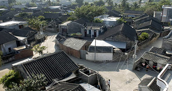 Researchers from Sanya, Hainan Island's second city, have discovered more than 70 Ming and Qing dynasty residential complexes covering about 0.25 square kilometers of Baoping village, Xinhua news reports. The ancient houses have distinctive features and are well preserved.