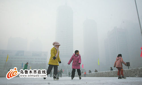 The fog reduced visibility to less than 400 meters in Urumqi, capital of northwest China's Xinjiang Uygur Autonomous Region, on Tuesday. 