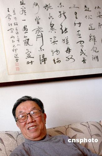 Wang Meng still writes for four to five hours a day.