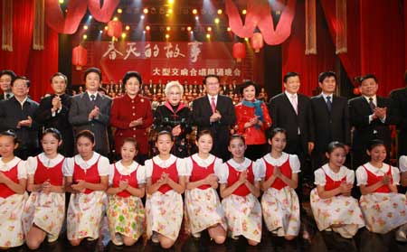 Li Changchun (5th R, 2nd row), member of the Standing Committee of the Political Bureau of the Communist Party of China (CPC) Central Committee, poses for photos with artists after a concert celebrating 30 years' reform and opening-up in Beijing Dec. 10, 2008. 