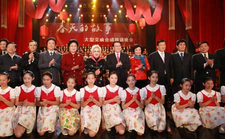  Li Changchun (5th R, 2nd row), member of the Standing Committee of the Political Bureau of the Communist Party of China (CPC) Central Committee, poses for photos with artists after a concert celebrating 30 years' reform and opening-up in Beijing Dec. 10, 2008. [Xinhua]