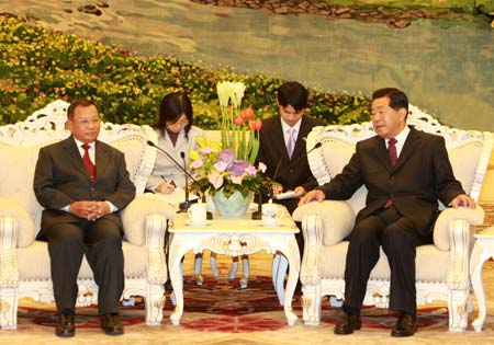 Jia Qinglin (R), member of the Standing Committee of the Political Bureau of the Communist Party of China Central Committee, holds talks with Say Chhum, member of the Permanent Committee of the Central Committee of the Cambodian People's Party (CPP), during their meeting in Beijing, capital of China, Dec. 10, 2008.[Pang Xinglei/Xinhua]