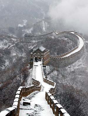 Photo taken on Dec. 10, 2008 shows the snow-covered Mutianyu section of the Great Wall located on the outskirts of Beijing, capital of China. The first snow of this winter fell in Beijing on Wednesday.[Bu Xiangdong/Xinhua]