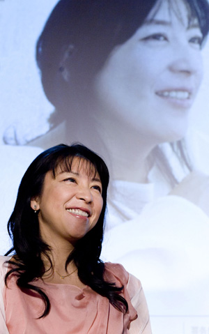 Ono Lisa attends the press conference in Shanghai, east China, Dec. 9, 2008. Famous Japanese jazz singer Ono Lisa, known as the 'queen of Bossa Nova', visited Shanghai on Tuesday. She will hold her concert at Shanghai Grand Stage during the fifth Jazzy Shanghai in January 2009.[Xinhua]