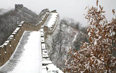 Photo taken on Dec. 10, 2008 shows the snow-covered Mutianyu section of the Great Wall located on the outskirts of Beijing, capital of China. The first snow of this winter fell in Beijing on Wednesday.[Bu Xiangdong/Xinhua]