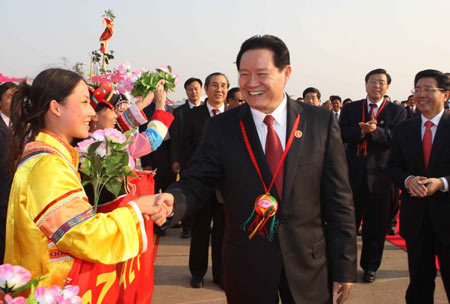 Zhou Yongkang(C), member of the Standing Committee of the Political Bureau of the Communist Party of China (CPC) Central Committee, arrives in Nanning to attend celebrations marking the 50th founding anniversary of the Guangxi Zhuang Autonomous Region in Nanning, capital of southwest China's Guangxi Zhuang Autonomous Region, on Dec. 10, 2008.[Liu Weibing/Xinhua]