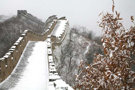 Photo taken on Dec. 10, 2008 shows the snow-covered Mutianyu section of the Great Wall located on the outskirts of Beijing, capital of China. The first snow of this winter fell in Beijing on Wednesday. [Bu Xiangdong/Xinhua]